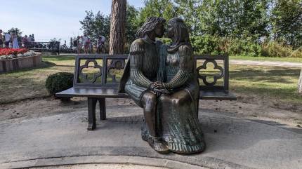Aleja Zakochanych z Ławeczką Romea i Julii w Rewalu. Fot. Łukasz Grzejszczak Mojeurlopy.pl