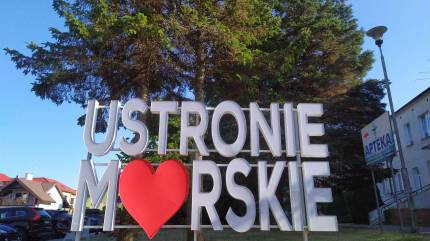Napis Ustronie Morskie przy rondzie u zbiegu ul. Wojska Polskiego, Osiedlowej i Chrobrego. Fot. Łukasz Grzejszczak Mojeurlopy.pl