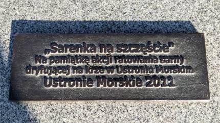 Tablica przy pomniku 'Sarenka na szczęście'  w Ustroniu Morskim. Fot Łukasz Grzejszczak Mojeurlopy.pl