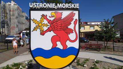 Herb Ustronie Morskie przy ul. Chrobrego. Fot. Łukasz Grzejszczak Mojeurlopy.pl