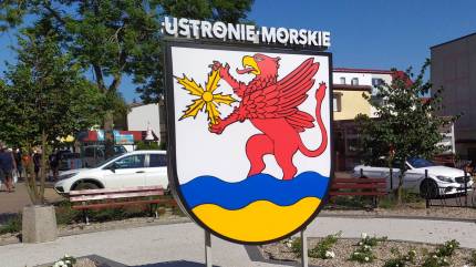 Skwer z herbem Ustronie Morskie i Ławką Pełną Wyobraźni w Ustroniu Morskim. Fot. Łukasz Grzejszczak Mojeurlopy.pl