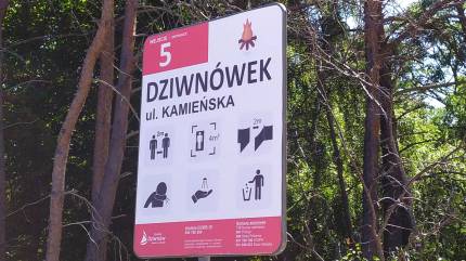 Tablica informacyjna przy plaży nr 5 ul. Kamieńska w Dziwnówku. Fot. Łukasz Grzejszczak Mojeurlopy.pl