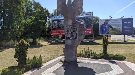 Pomnik ku czci walczących o Dziwnówek. Fot. Łukasz Grzejszczak Mojeurlopy.pl