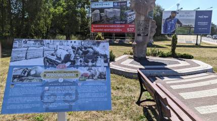 Tablica informacyjna przy Pomniku pamięci poległych żołnierzy o Dziwnówek. Fot. Łukasz Grzejszczak Mojeurlopy.pl