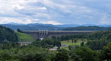 Zapora wodna Solina. Autor Zygmunt Put - Praca własna, CC BY-SA 4.0, https://commons.wikimedia.org