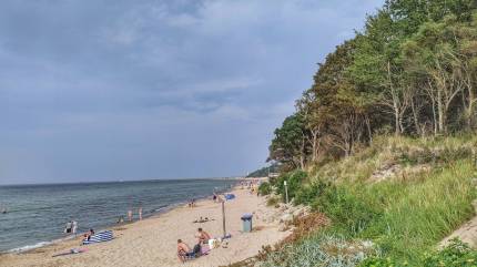 Kołobrzeg - Plaża Zachodnia, kąpielisko TRM, wejście nr 25. 
Fot. Łukasz Grzejszczak Mojeurlopy.pl