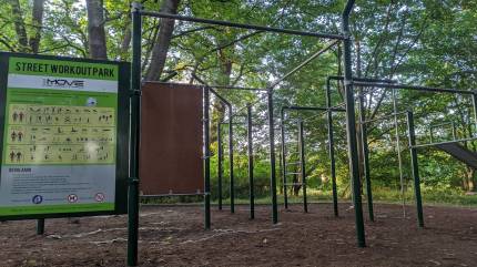 Przykładowe ćwiczenia z kalisteniki. Street Workout w Parku im. S. Żeromskiego w Kołobrzegu. Fot. Łukasz Grzejszczak Mojeurlopy.pl