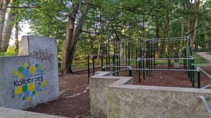 Street Workout w Parku im. S. Żeromskiego w Kołobrzegu. Betonowe murki.
Fot. Łukasz Grzejszczak Mojeurlopy.pl