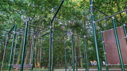 Kółka gimnastyczne na placu do street workoutu w Parku Żeromskiego - Kołobrzeg. Fot. Łukasz Grzejszczak Mojeurlopy.pl