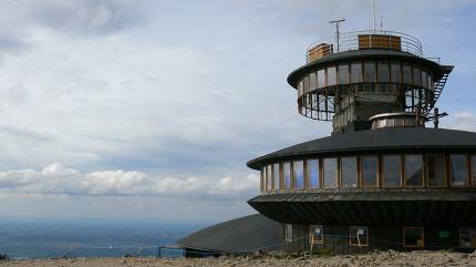 Obserwatorium na Śnieżce. Autor Piaseq - Praca własna, CC BY-SA 3.0