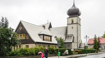Kościół Nawiedzenia Najświętszej Maryi Panny w Karpaczu. Autor Jacek Halicki - Praca własna, CC BY-SA 3.0 pl, https://commons.wikimedia.org