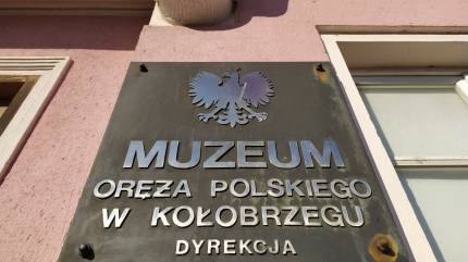 Tablica informacyjna Muzeum Miasta Kołobrzeg w Pałacu Brunszwickich. Fot. Łukasz Grzejszczak Mojeurlopy.pl