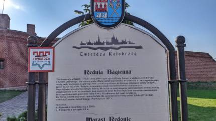 Tablica informacyjna. Reduta Bagienna Kołobrzeg. Fot. Łukasz Grzejszczak Mojeurlopy.pl
