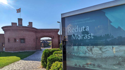 Tablica informacyjna.Reduta Bagienna Kołobrzeg. Fot. Łukasz Grzejszczak Mojeurlopy.pl