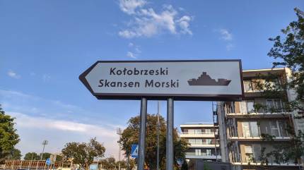 Drogowskaz do Skansenu Morskiego w Kołobrzegu. Fot. Łukasz Grzejszczak Mojeurlopy.pl