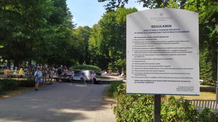 Regulamin korzystania z terenów zielonych na Skwerze Koncertów Porannych w Kołobrzegu. Fot. Łukasz Grzejszczak Mojeurlopy.pl
