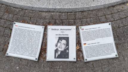 Biogram Anny Ślesickiej, autorki rzeźby 'Macierzyństwo' na Skwerze Koncertów Porannych w Kołobrzegu. Fot. Łukasz Grzejszczak Mojeurlopy.pl