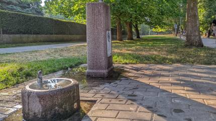 Poidełko z kołobrzeską kranówką dla ludzi i zwierząt przy Parku Teatralnym, blisko Regionalnego Centrum Kultury w Kołobrzegu. Fot. Łukasz Grzejszczak Mojeurlopy.pl