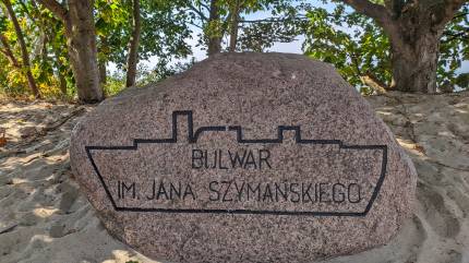 Kamień z napisem 'Bulwar im. Jana Szymańskiego' w pobliżu latarni morskiej. Fot. Łukasz Grzejszczak Mojeurlopy.pl