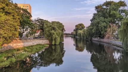 Parsęta - Kołobrzeg. Widok z mostu, ul. Łopuskiego w kierunku południowo - wschodnim. Fot. Łukasz Grzejszczak Mojeurlopy.pl
