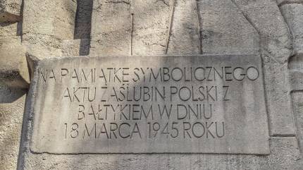 Tablica pamiątkowa na pomniku zaślubin Polski z Morzem - Kołobrzeg. Fot. Łukasz Grzejszczak Mojeurlopy.pl