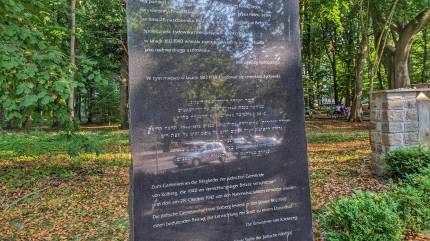 Inskrypcja na płycie granitowej w 3 językach. Fot. Łukasz Grzejszczak Mojeurlopy.pl