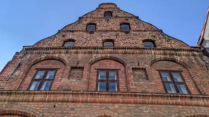 Fronton kamienicy kupieckiej (Schliffenów) w Kołobrzegu. Fot. Łukasz Grzejszczak Mojeurlopy.pl