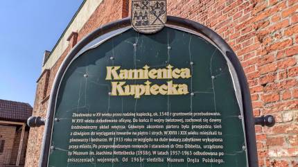 Tablica informacyjna o kamienicy kupieckiej Schliffenów z XV w. Fot. Łukasz Grzejszczak Mojeurlopy.pl