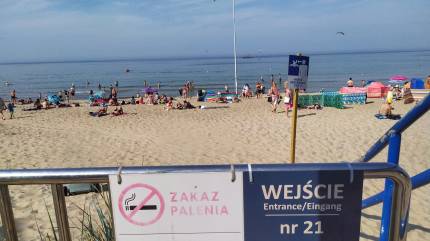 Plaża nr 21 w Kołobrzegu, w tle flaga Polski. Fot. Łukasz Grzejszczak Mojeurlopy.pl