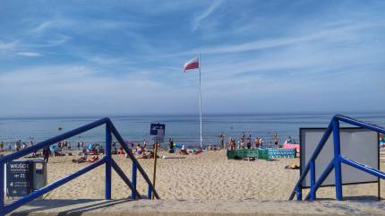 Wejście na plażę nr 21 z Bulwaru Szymańskiego w Kołobrzegu. Fot. Łukasz Grzejszczak Mojeurlopy.pl
