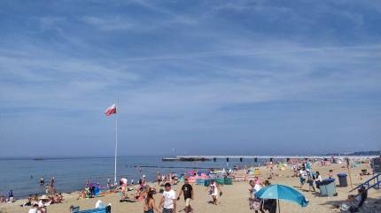 Plaża nr 21, w tle kołobrzeskie molo. Fot. Łukasz Grzejszczak Mojeurlopy.pl