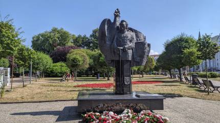 Pomnik Józefa Piłsudskiego na Skwerze Pionierów w Kołobrzegu. Fot. Łukasz Grzejszczak Mojeurlopy.pl