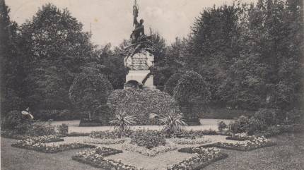 Przed II wojną św.w miejscu Pomnika walczących o wyzwolenie Kołobrzegu stał niemiecki pomnik wojenny “Krieger-Denkmal”.