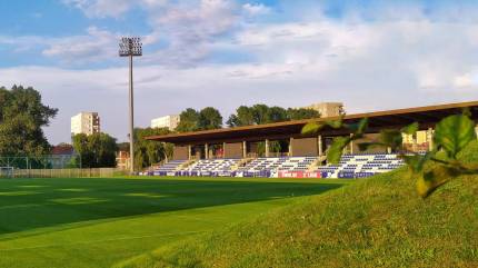 Nawierzchnia trawiasta na stadionie piłkarskim w Kołobrzegu. Fot. Łukasz Grzejszczak Mojeurlopy.pl