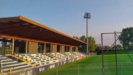 Stadion piłkarski im. Sebastiana Karpiniuka. Miejsca dla kibiców. Fot. Łukasz Grzejszczak Mojeurlopy.pl