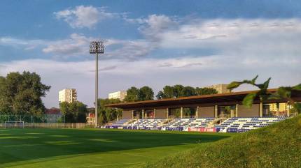 Nawierzchnia trawiasta na stadionie piłkarskim w Kołobrzegu. Fot. Łukasz Grzejszczak Mojeurlopy.pl