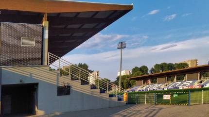 Stadion piłkarski im. Sebastiana Karpiniuka. Fot. Łukasz Grzejszczak Mojeurlopy.pl
