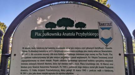 Tablica informacyjna o Placu płk Anatola Przybylskiego w Kołobrzegu. Fot. Łukasz Grzejszczak Mojeurlopy.pl
