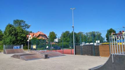 Skatepark w Dziwnowie z quarter pipem, funboxem i bank rampem. Fot. Łukasz Grzejszczak Mojeurlopy.pl