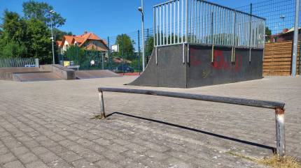 Mały rail, w tle quarter. Skatepark w Dziwnowie. Fot. Łukasz Grzejszczak Mojeurlopy.pl