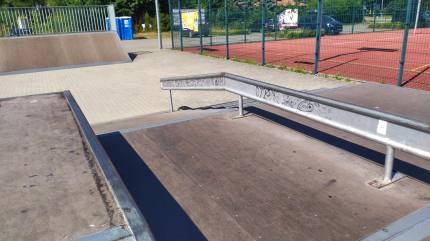 Funbox z railem na Skateparku w Dziwnowie, w tle bank ramp. Fot. Łukasz Grzejszczak Mojeurlopy.pl