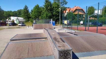 Funbox z ginboxem i railem, w tle bank ramp. Skatepark Dziwnów. Fot. Łukasz Grzejszczak Mojeurlopy.pl