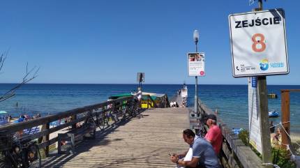 Ustronie Morskie, zejście z mola na plażę nr 8. Fot. Łukasz Grzejszczak Mojeurlopy.pl
