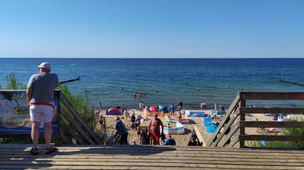 Ustronie Morskie. Widok z podestu zejścia na plażę nr 12 w kierunku wschodnim. Fot. Łukasz Grzejszczak Mojeurlopy.pl