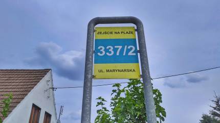 Tablica przy skrzyżowaniu ulic Marynarskiej z Nadmorską kierująca do wejścia na plażę 337/2 w Grzybowie. Z tego miejsca jest 650 metrów do plaży. Fot. Łukasz Grzejszczak Mojeurlopy.pl