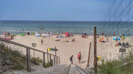 Zejście na plażę 337/2 od ulicy Marynarskiej w Grzybowie jest przystosowane do wózków dziecięcych. Fot. Łukasz Grzejszczak Mojeurlopy.pl
