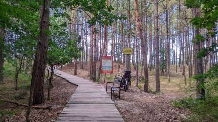 Ścieżka przechodzi w drewniany podest, do plaży już tylko 180 metrów. Grzybowo, Marynarska. Fot. Łukasz Grzejszczak Mojeurlopy.pl