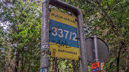 Tablica wejścia na plażę 337/2 od ulicy Marynarskiej przy Ścieżce Rowerowej R10. Fot. Łukasz Grzejszczak Mojeurlopy.pl