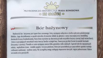 Tablica informacyjna o przyrodniczo - historycznej trasie rowerowej 'Ku słońcu'. Fot. Łukasz Grzejszczak Mojeurlopy.pl