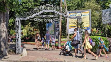 Park Zdrojowy im. Fryderyka Chopina w Międzyzdrojach. Brama z bogatą ornamentyką, wzorowana na oryginalnej sprzed 100 lat. Fot. Łukasz Grzejszczak, Mojeurlopy.pl